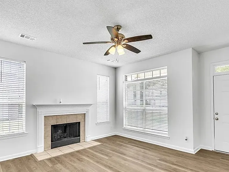 114 Raindance Rd — Photo 2