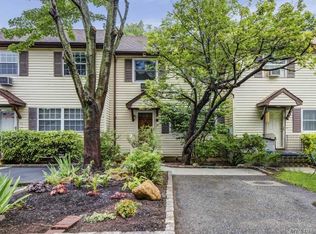 12 Orchard Ct, Roslyn Heights, NY 11577
