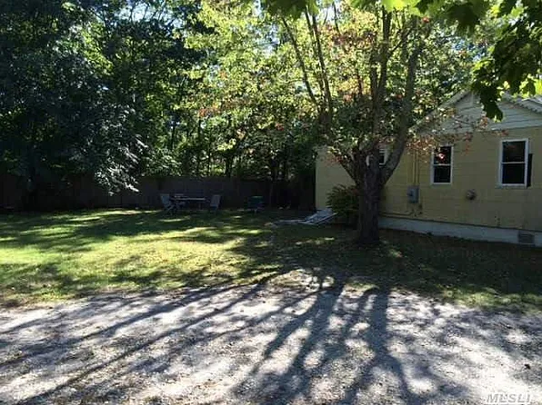 32 Woodridge Rd, Hampton Bays, NY 11946