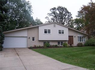 39172 Cloverleaf St, Harrison Township, MI 48045
