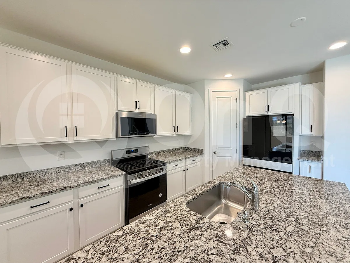 5 bed, 4.5 bath, 3058 sqft, $3,300 — Photo 3