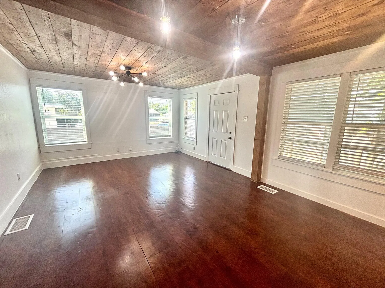 2 bed, 1.0 bath, 871 sqft, $2,100 — Photo 4