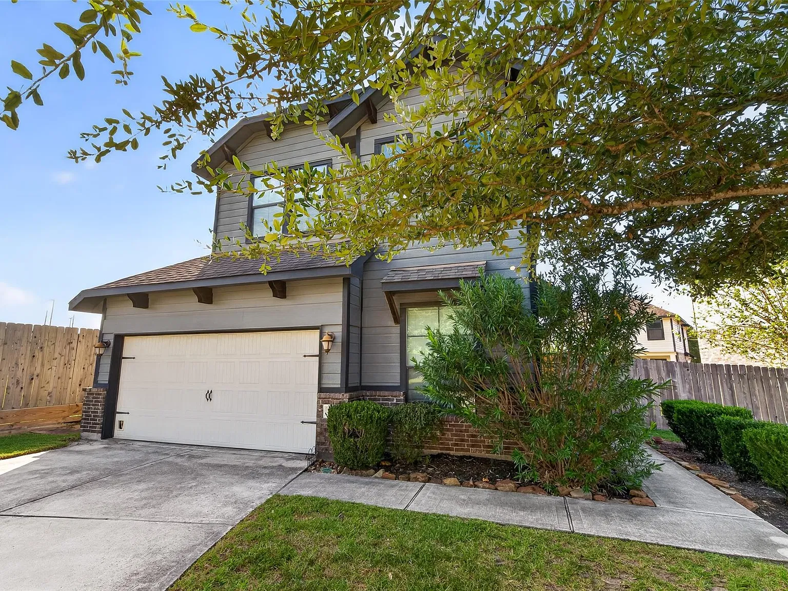 4 bed, 2.5 bath, 2024 sqft, $2,350 — Photo 4