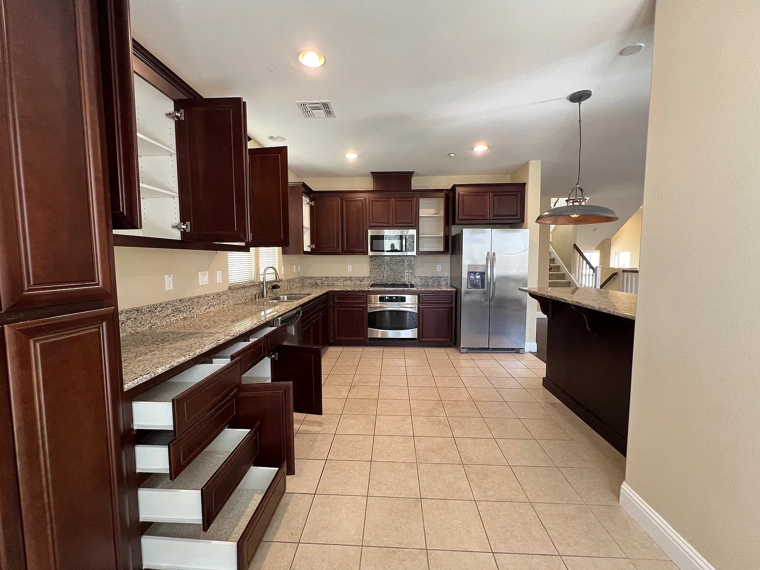 3 bed, 1998 sqft, $5,100 — Photo 3