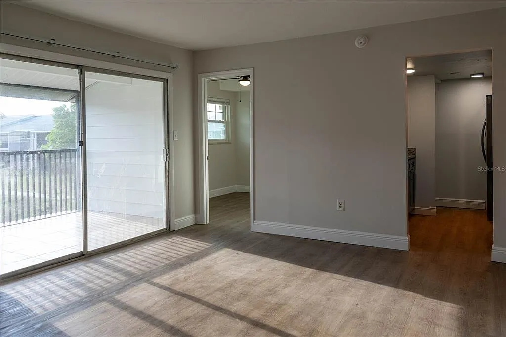 3 bed, 2.0 bath, 889 sqft, $1,800 — Photo 3