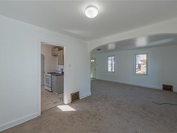 5th image of 402 Hawthorne St