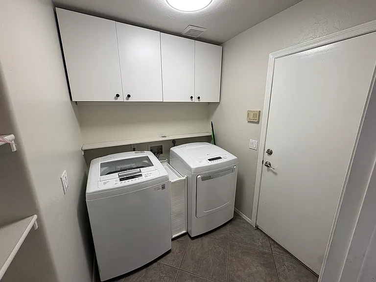 523 W Kelton Ln — Photo 2