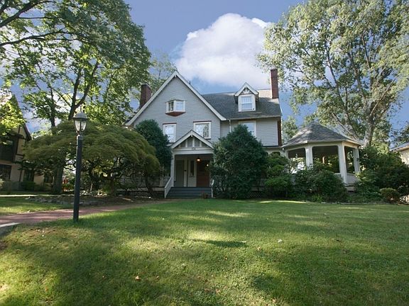 4th image of 156 Irving Ave