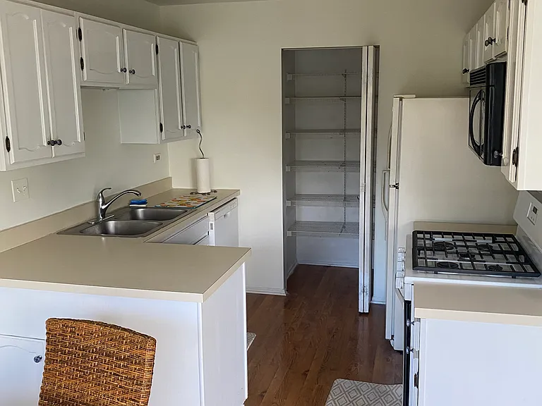 718 Crescent Ct #B2 — Photo 2