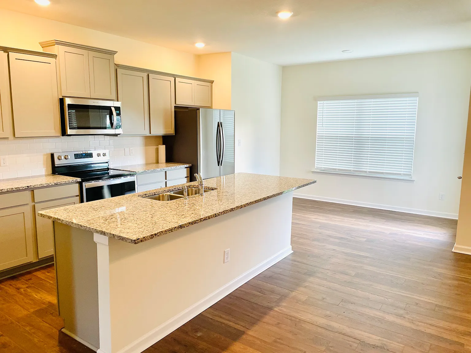 5 bed, 2680 sqft, $2,599 — Photo 3