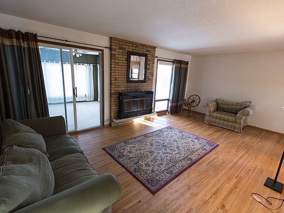 LR w/ wood burning FP