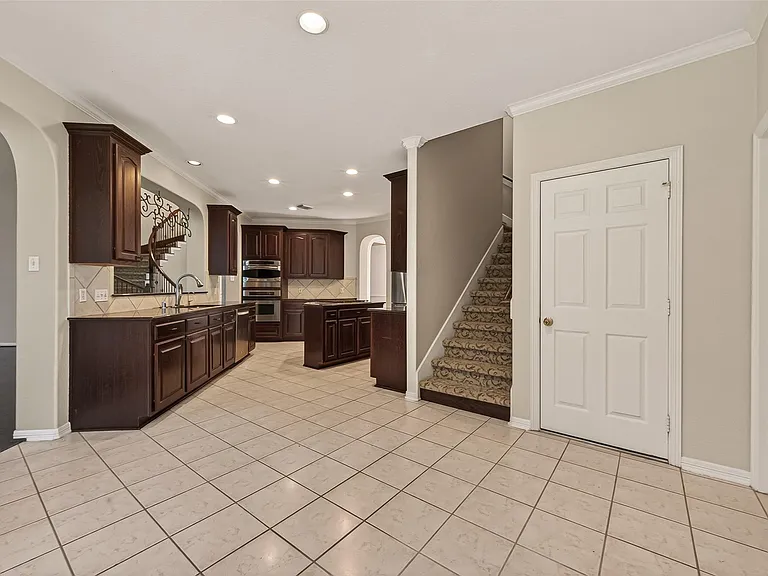 8110 Clearwater Xing — Photo 16