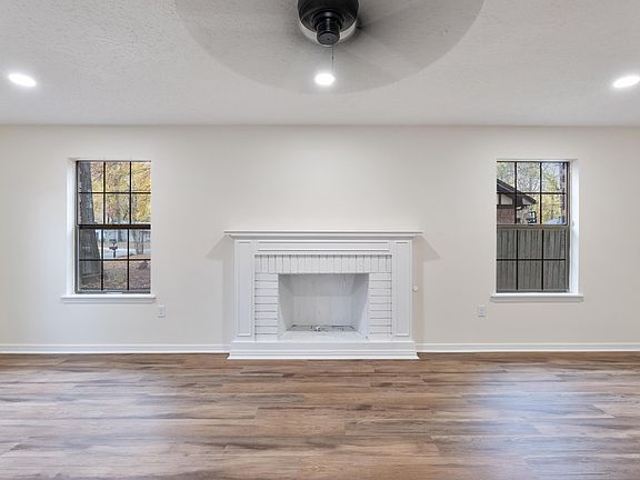 5th image of 10 Woodbridge Dr