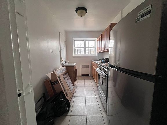 3rd image of 10-10 Hartman Ln