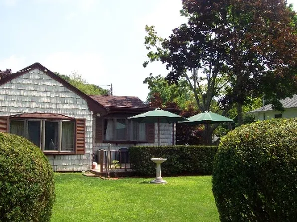 https://photos.zillowstatic.com/fp/cfc303af855bac06cdd2dd6f3b511970-p_e.webp