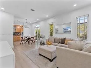 2231 SW 17th St — Photo 9
