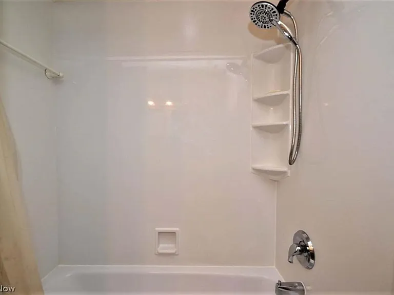 6718 Som Center Rd — Photo 13