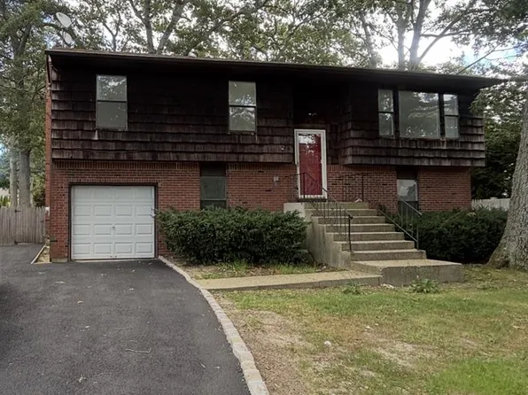 39 Pond Path, Lake Grove, NY 11755