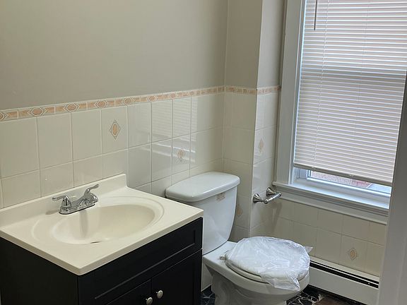 4th image of 510 Medford St #2