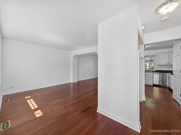 3rd image of 1141 Stonegate Rd