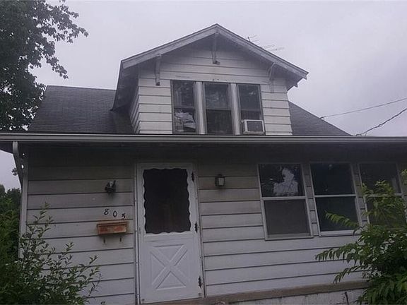 5th image of 805 Sarcee Ave