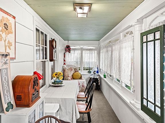 4th image of 247 Linwood St