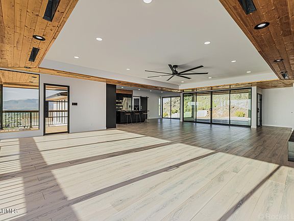 3rd image of 6111 E VICTORIA Drive