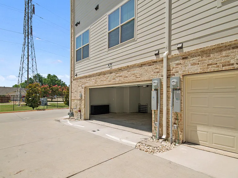 702 N Plano Rd — Photo 34