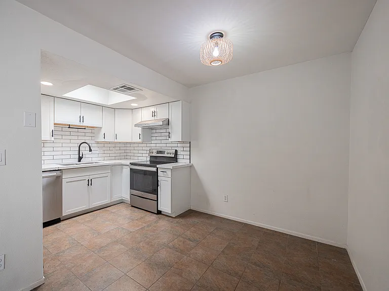 6008 W Augusta Ave — Photo 10