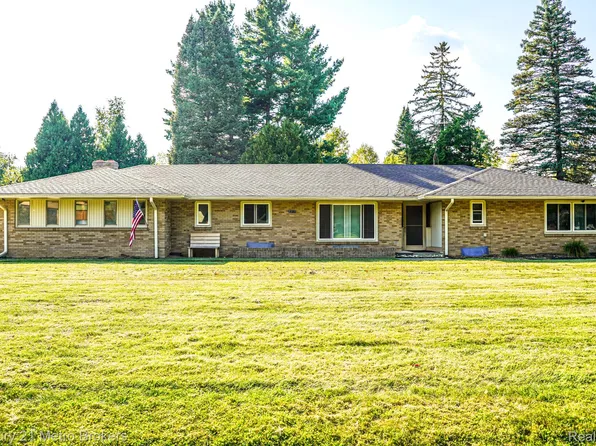 2211 N Sycamore Dr, Burton, MI 48509