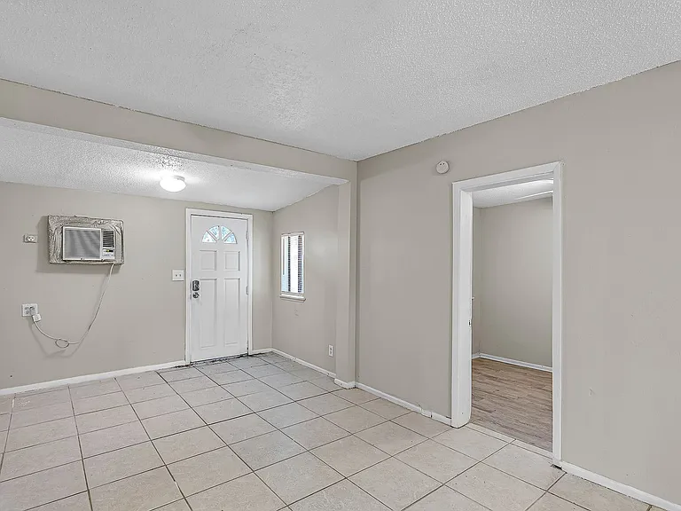 8724 N Tampa St — Photo 15