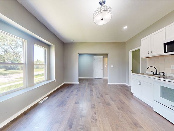 5th image of 416 D Main St E