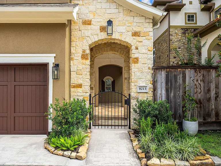 8213 Cabernet Ln — Photo 2