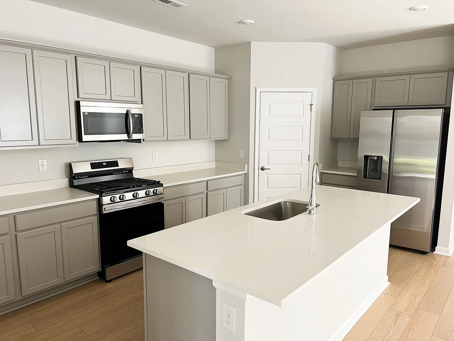 4 bed, 1943 sqft, $2,599 — Photo 3