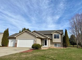 380 E Woodridge Dr, Le Center, MN 56057