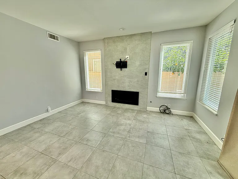 4238 Diavila Ave — Photo 20