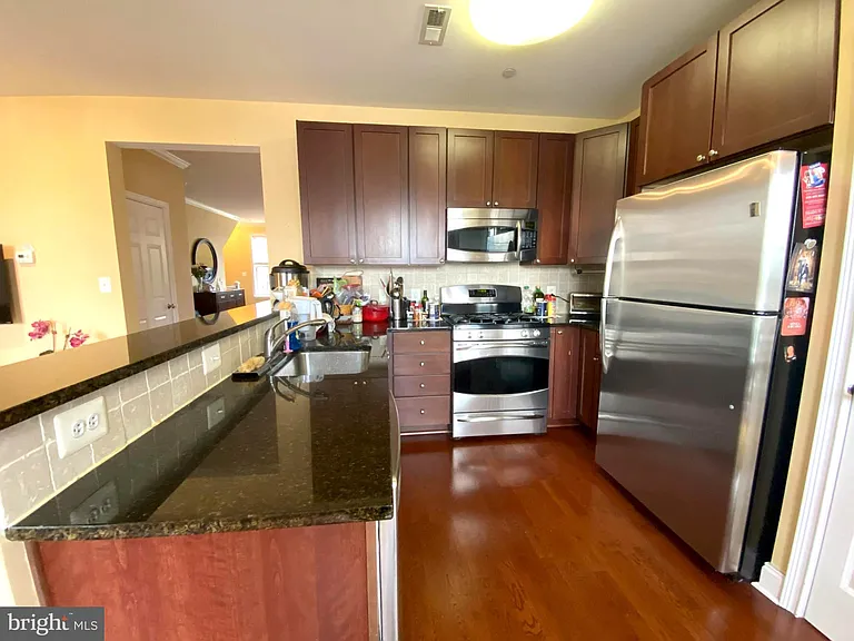 303 Admirals Way — Photo 9