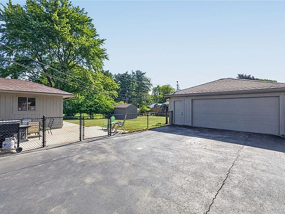 3rd image of 768 Dewitt Rd