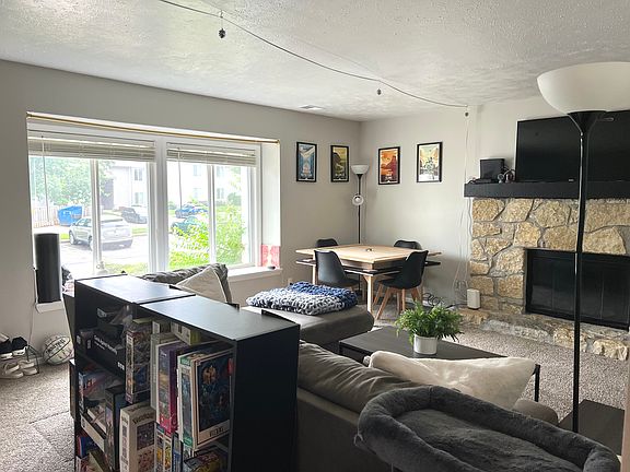 3rd image of 825 Woodbridge Dr