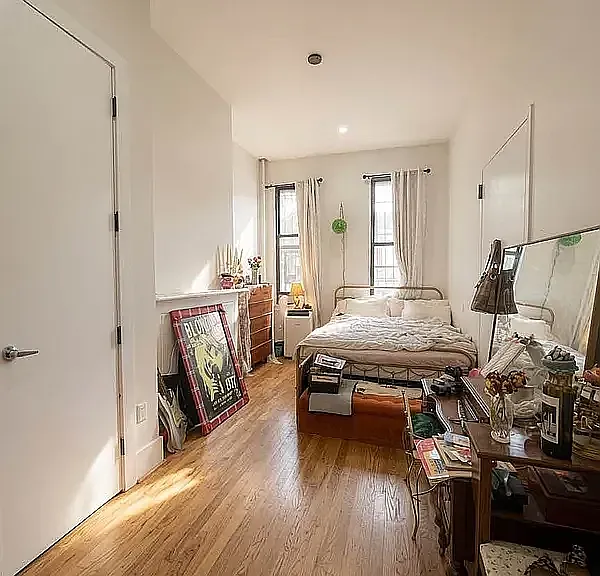 352 Melrose St #1B — Photo 2