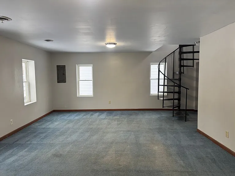 207 E Oak St — Photo 2