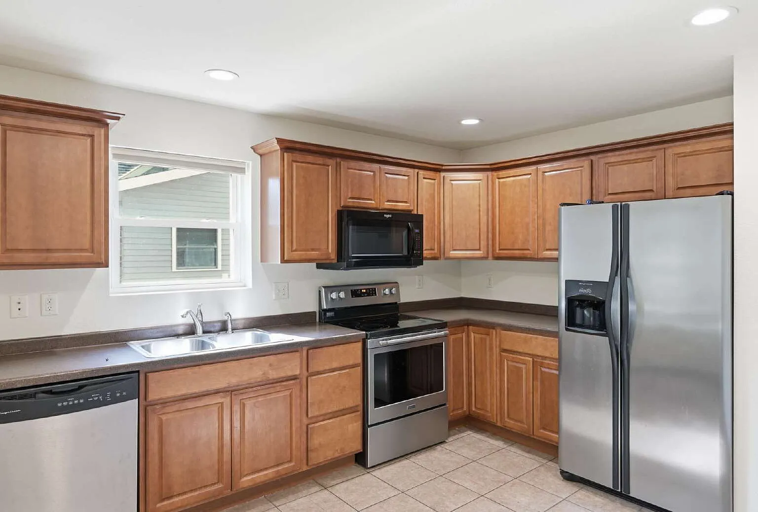 3 bed, 2.0 bath, $1,600 — Photo 2