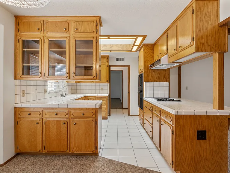 6469 N San Pedro Ave — Photo 13