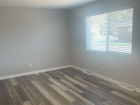 5th image of 4564 Everett St