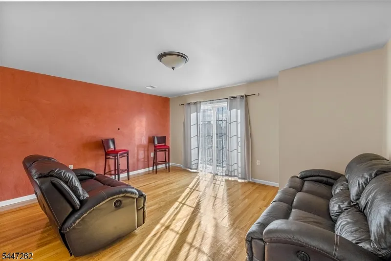3 bed, 2.0 bath, 1438 sqft, $2,900 — Photo 2