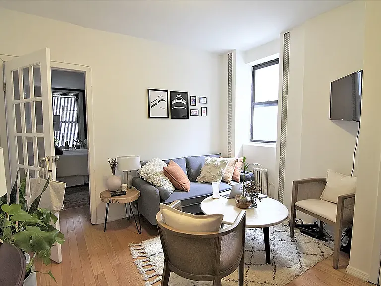 306 E 6th St #6 — Photo 1