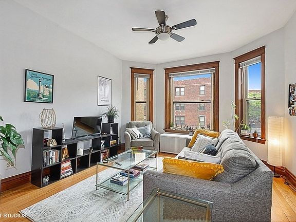3rd image of 3308 W Diversey Ave