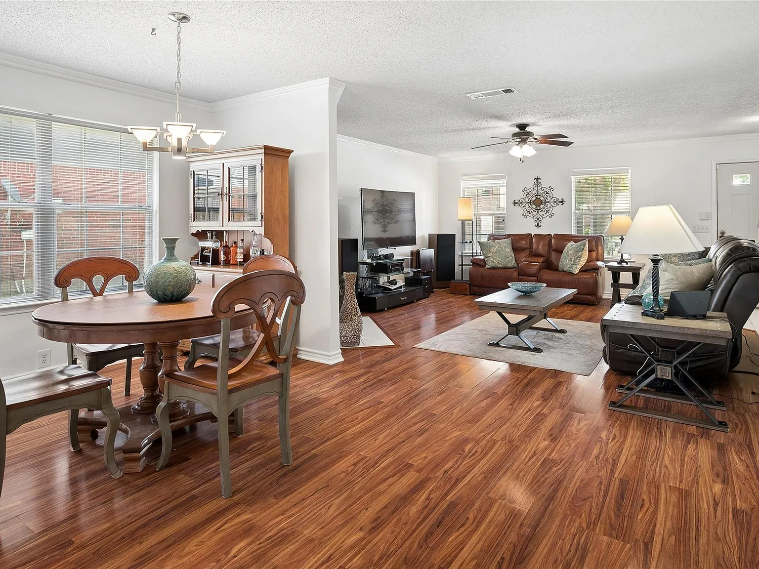 4 bed, 2395 sqft, $2,400 — Photo 3