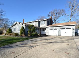 27 Albright Rd, Coram, NY 11727