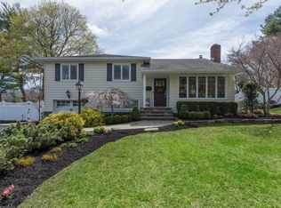 7 Saylor Pl, Halesite, NY 11743